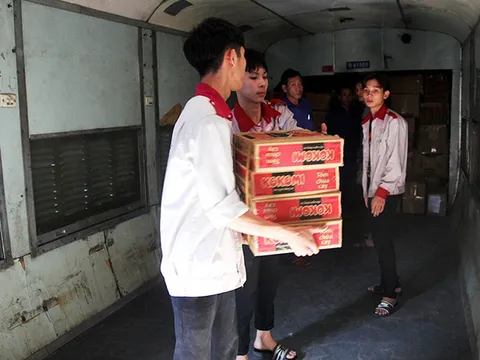 Đường dây nóng tiếp nhận vận chuyển miễn phí hàng cứu trợ vùng lũ