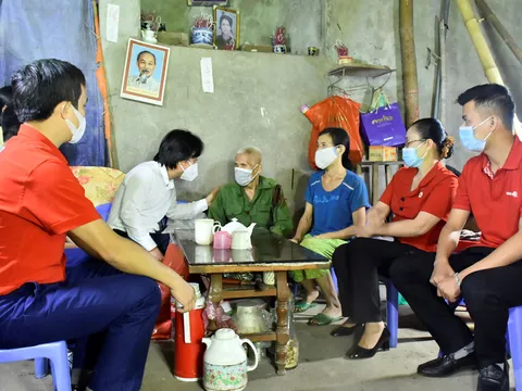 Tặng 300 suất quà cho các gia đình chính sách tại Thái Nguyên