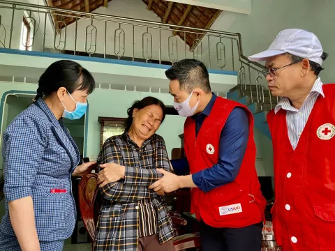 Tiếng khóc xé lòng nơi tâm bão