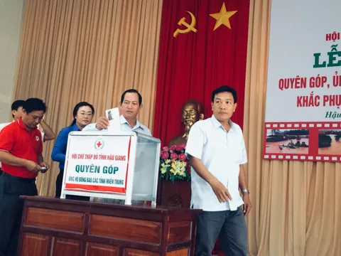 Hậu Giang: Quyên góp gần 850 triệu đồng ủng hộ đồng bào miền Trung
