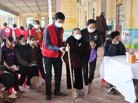 Chăm sóc sức khỏe người dân sau mưa lũ