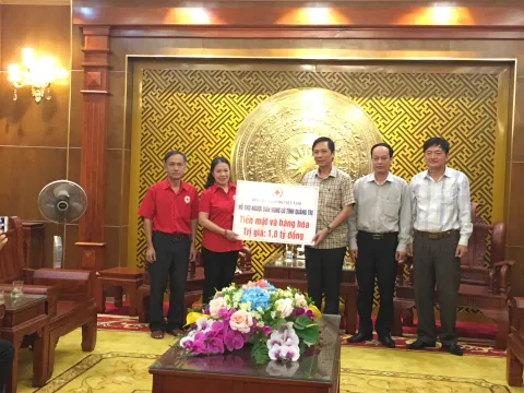 Trung ương Hội Chữ thập đỏ Việt Nam hỗ trợ người dân vùng lũ Quảng Trị 1,8 tỉ đồng tiền mặt và hàng hóa