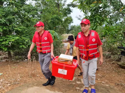 Hội Chữ thập đỏ Việt Nam tiếp cận và trợ giúp người dân Thừa Thiên - Huế bị ảnh hưởng mưa lũ