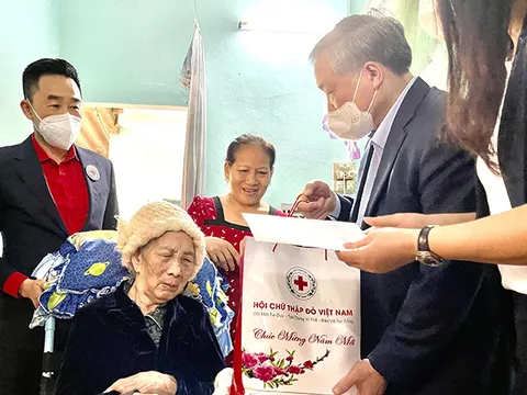 Ủy viên Bộ Chính trị Nguyễn Hòa Bình thăm, tặng quà Tết tỉnh Quảng Ngãi