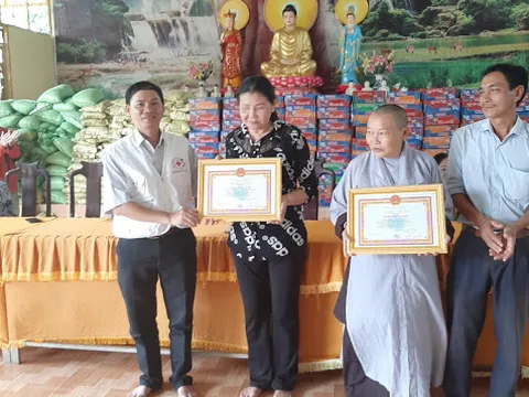 Tặng quà cho hộ nghèo xã Bom Bo