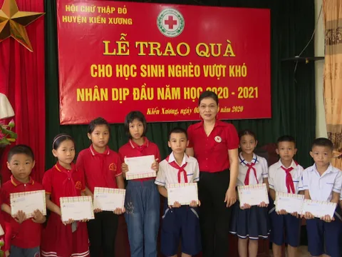 Kiến Xương (Thái Bình): Trao 130 suất quà cho học sinh nghèo vượt khó