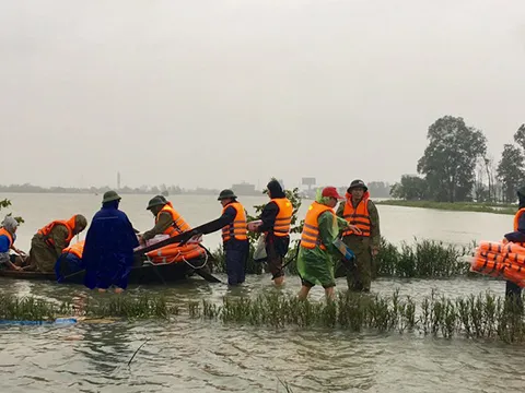 Tình người trong bão lũ