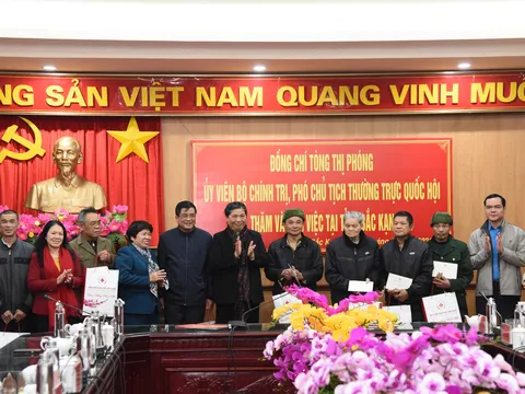 Phó Chủ tịch Thường trực Quốc hội Tòng Thị Phóng thăm, tặng quà tết công nhân, người lao động, các gia đình chính sách tại Bắc Kạn