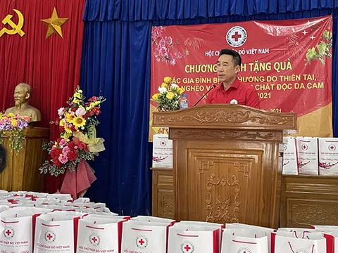 Hội Chữ thập đỏ Việt Nam: Tặng quà cho người dân vùng ảnh hưởng thiên tai ở Phú Yên