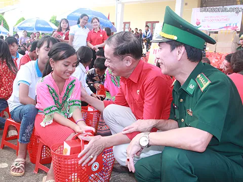 Chương trình Chợ nhân đạo “Trăng sáng vùng biên”