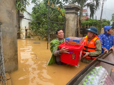 Phó Chủ tịch, Tổng Thư ký Hội Chữ thập đỏ Việt Nam Nguyễn Hải Anh thăm hỏi, cứu trợ người dân Quảng Bình