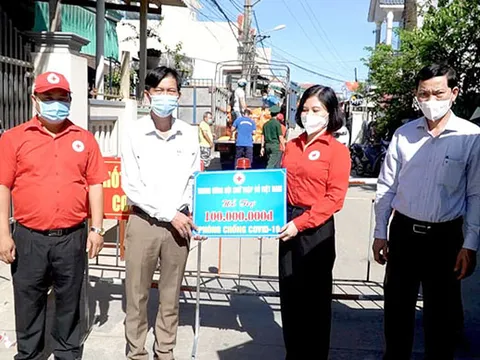 Hội Chữ thập đỏ Việt Nam tặng nhu yếu phẩm khu vực phong tỏa xóm Vĩnh Long, xã Tịnh Kỳ (Quảng Ngãi)