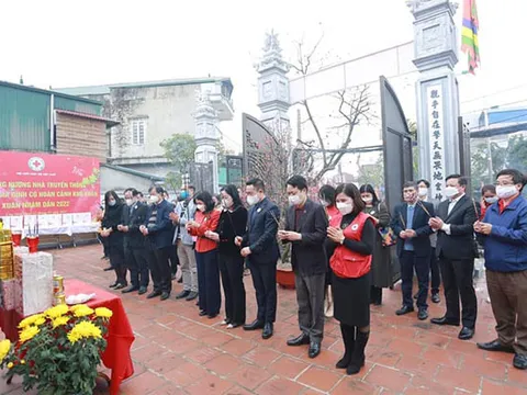 Lãnh đạo Trung ương Hội Chữ thập đỏ Việt Nam tặng quà các hoàn cảnh khó khăn bởi dịch bệnh tại đình Thanh Ấm
