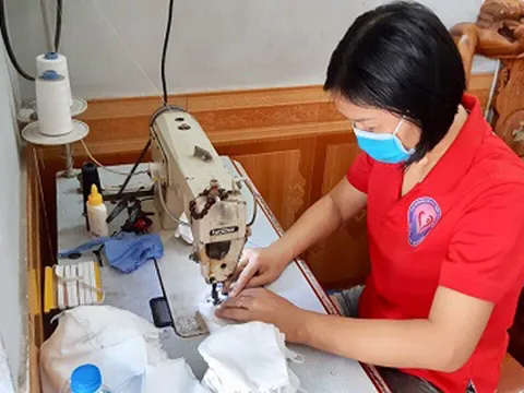 Những chiếc khẩu trang, tấm chắn bảo hộ chứa tình yêu thương