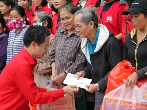 Hội Chữ thập đỏ TP.Hà Nội thăm tặng quà nhân dân miền Trung