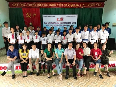 Trao 830 suất học bổng cho học sinh nghèo vượt khó tỉnh Quảng Trị