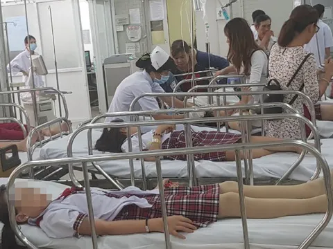 Sập giàn giáo trong lễ kỷ niệm 20/11, hàng chục học sinh nhập viện