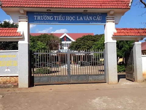 100 học sinh nghèo vượt khó bị trường thu học bổng