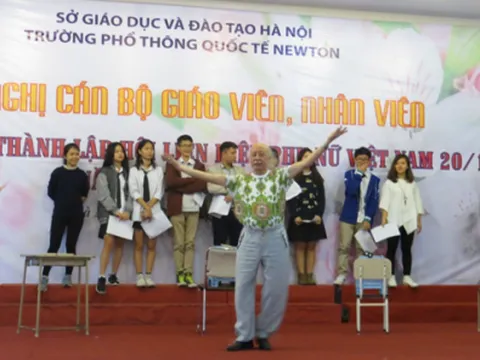 NSƯT Trần Ngọc với mái trường PTQT Newton