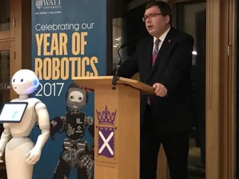 Đồng nghiệp bật khóc khi Robot bán hàng đầu tiên bị sa thải