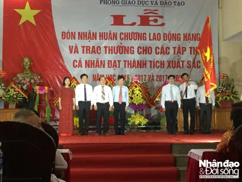 Phòng GD&ĐT huyện Thạch Thành đón nhận Huân chương Lao động hạng Ba