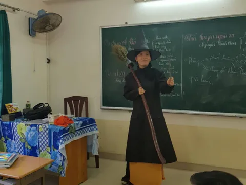 Cô giáo hóa trang thành phù thủy truyền cảm hứng cho học sinh ôn thi