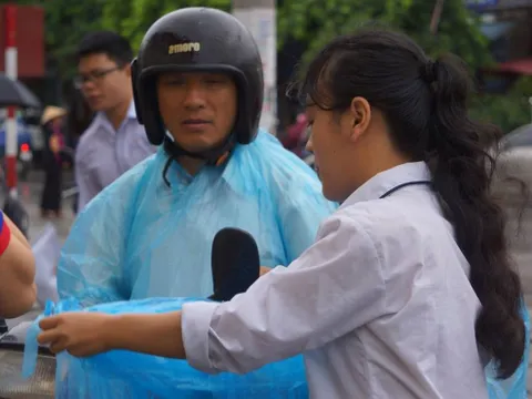 Thanh Hóa: Mưa rào bất chợt, sĩ tử đội mưa đến phòng thi