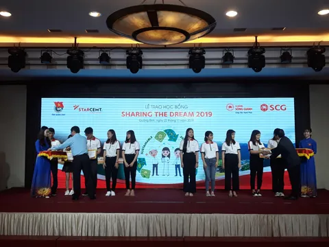 Trao học bổng cho sinh viên nghèo Quảng Bình