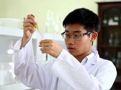 'Chàng trai vàng' Hoá học nhận học bổng từ đại học số 1 thế giới