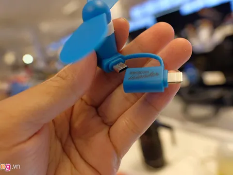 Chiếc quạt USB gây hoang mang bên lề thượng đỉnh Trump - Kim