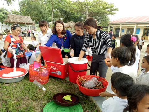 Cô giáo vùng cao nấu cơm cho hàng trăm học trò nghèo