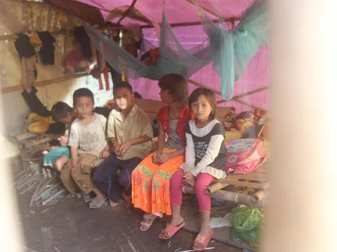 Đắng lòng cảnh học sinh nửa đêm phải co ro giữ cột lều trọ