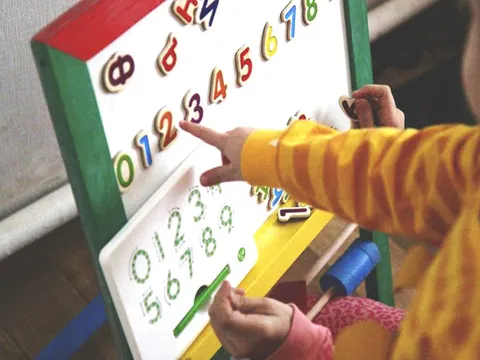 Dạy chữ cho trẻ trước khi vào lớp 1: Cấm cứ cấm, dạy cứ dạy