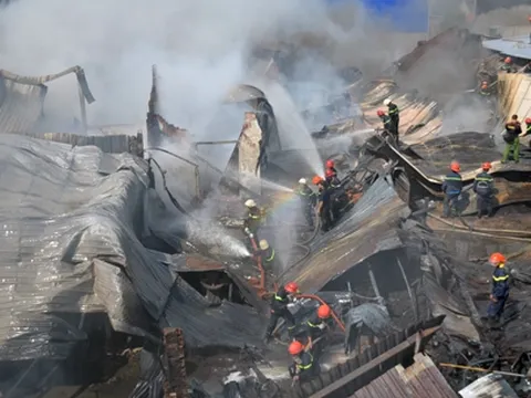 Gần trăm cảnh sát leo mái tôn sập dập hỏa hoạn