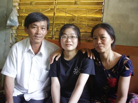 Gánh hàng rong nuôi giấc mơ của nữ thủ khoa