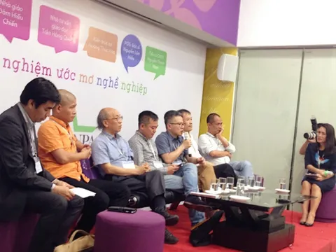 GS Ngô Bảo Châu chọn nghề… cắt tóc trong trải nghiệm hướng nghiệp đầu đời