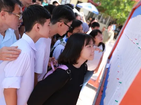 Xe cấp cứu, thợ điện... túc trực kỳ thi lớp 10