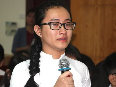 Chuyển trường cho nữ sinh bật khóc khi cô giáo không giảng bài