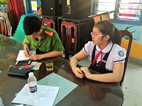 Nhặt được iPhone X và gần 12 triệu đồng, học sinh lớp 5 trả lại người mất