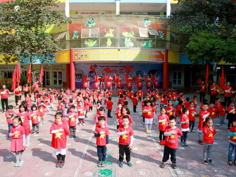 'Nhuộm đỏ' sân trường cổ vũ U22 Việt Nam