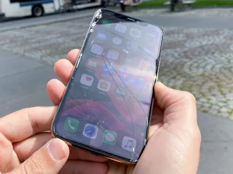 Màn hình iPhone 11 Pro vỡ nát sau cú rơi nhẹ bên thềm Apple Store
