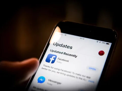 Lén kích hoạt camera iPhone, Facebook nói do lỗi phần mềm