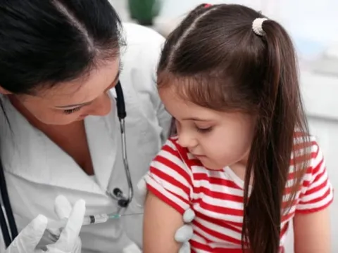 Italia cấm trẻ đến trường nếu không tiêm đủ vaccine