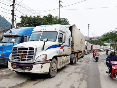 Những lưu ý khi tham gia giao thông cạnh xe container để bảo toàn mạng sống