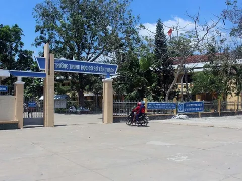 Nam sinh bóp cổ cô giáo trong lớp sẽ vẫn được đi học