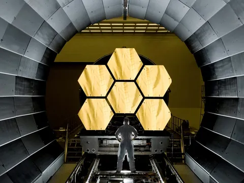 NASA chuẩn bị đưa kính thiên văn dát vàng lên vũ trụ