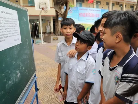 Học sinh 2 trường tại TP HCM vẫn nghỉ học vì mưa bão