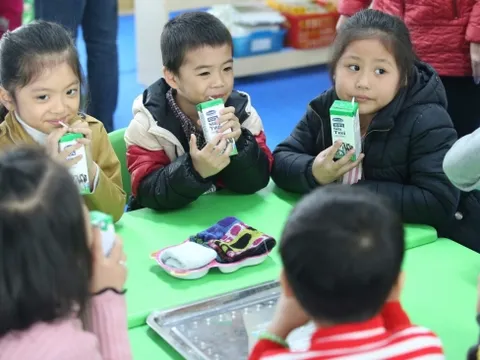 Chương trình Sữa học đường tại Hà Nội: Nhiều phụ huynh muốn mỗi con được thêm 2-3 suất nữa