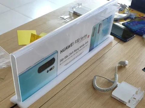 Nhiều cửa hàng tại Việt Nam gỡ bàn trải nghiệm điện thoại Huawei