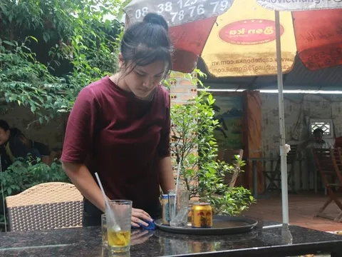 Niềm vui muộn của hai nữ sinh mồ côi